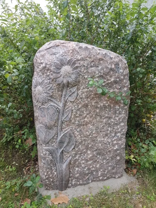 825