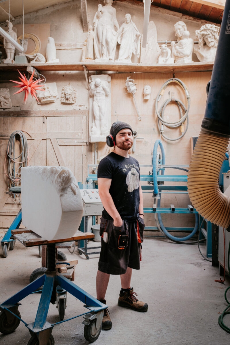 Brandon Mohally Willig Auszubildender Bildhauer und Steinmetz work