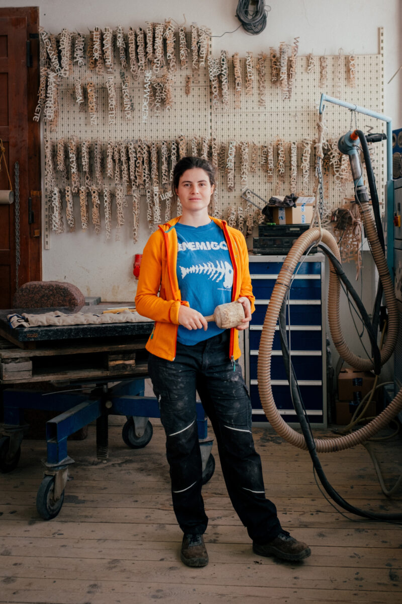 Dalila Tosi Holzbildhauergesellin Storr am Bergäcker portrait