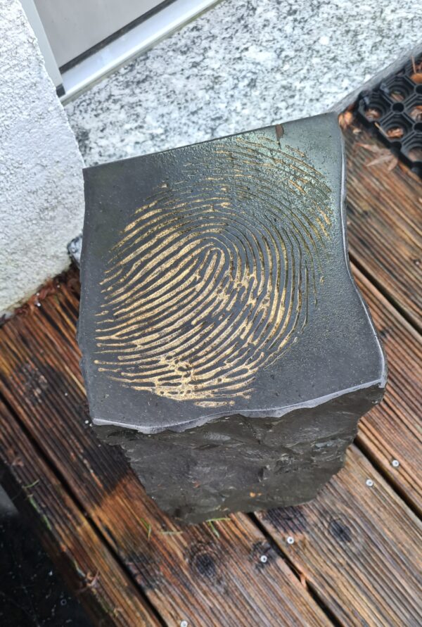 Urnenstein Fingerabdruck