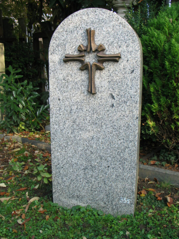 Grabmal mit Bronzekreuz