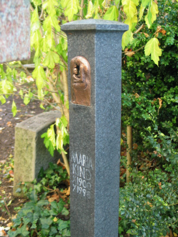 Kleine schlanke Stele