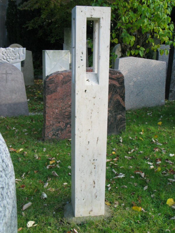 Stele mit Durchbruch