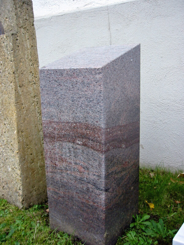 Moderne Urnen-Stele