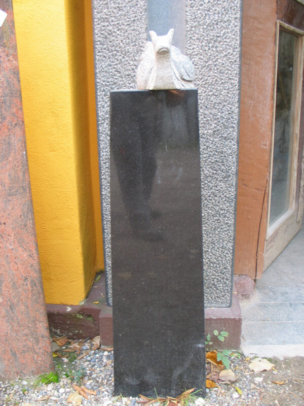 Stele mit Schnecke